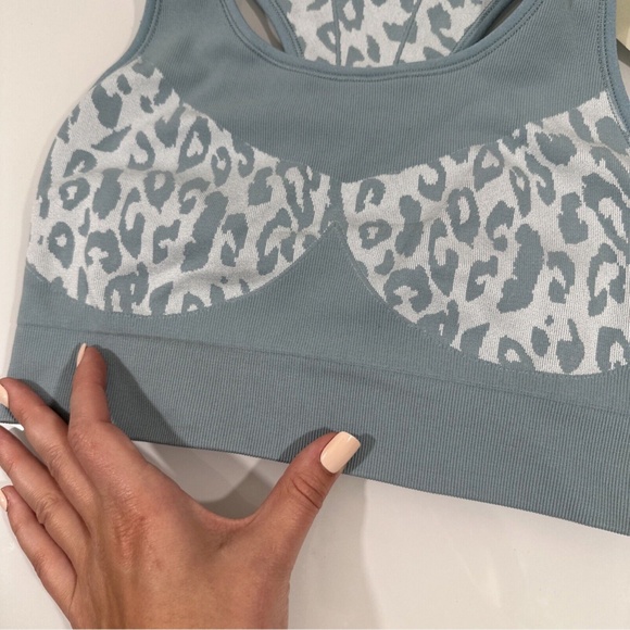 NWT Sweaty Betty‎ [ Medium ] Leopard Jacquard Stamina Sports Bra Vapour Blue - Picture 5 of 11